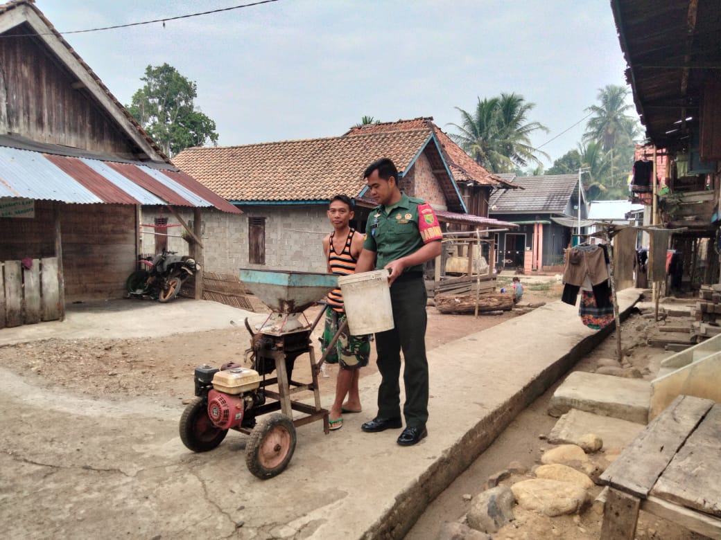 Babinsa Matas Bantu Warga Binaan Giling Kopi