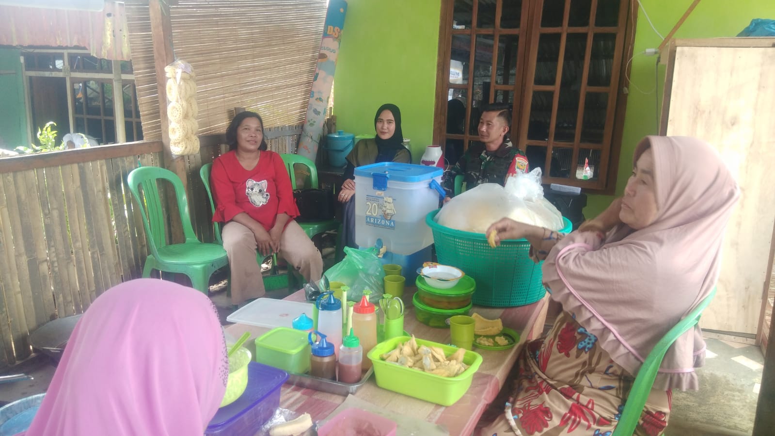 Babinsa Selaman, Komsos Dengan Ibu-Ibu di Warung Kopi