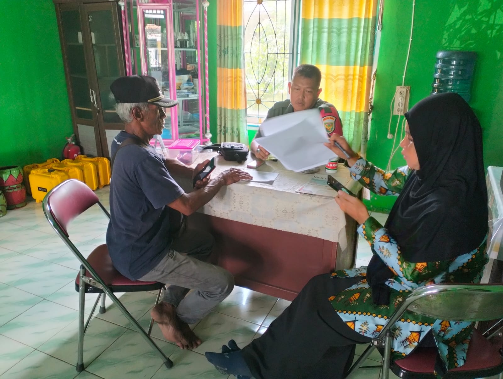Eratkan Sinergitas, Babinsa Kelurahan Tanjung Enim Komsos Bersama Lurah dan RT