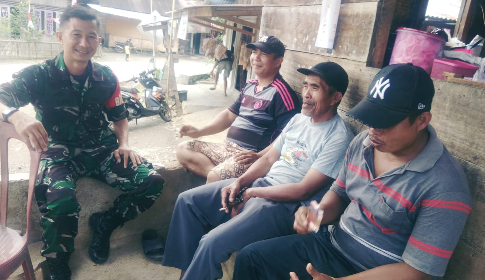 Pastikan Desa Binaan Aman, Babinsa Seleman Galakkan Komsos