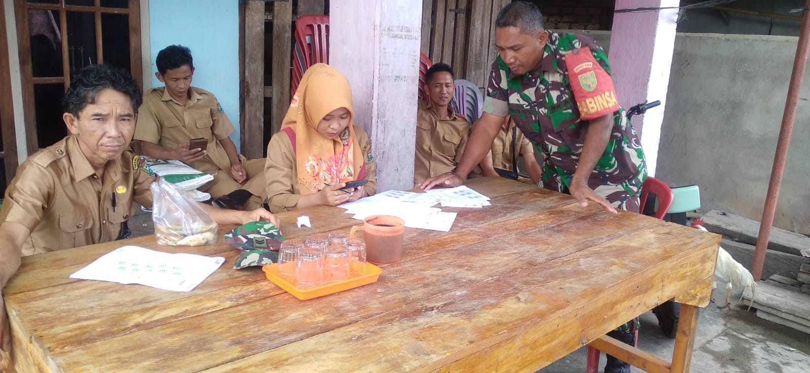 Komsos Dengan Kades Muara Meo, Serka Jarkoni Berikan Semangat Bangun Desa