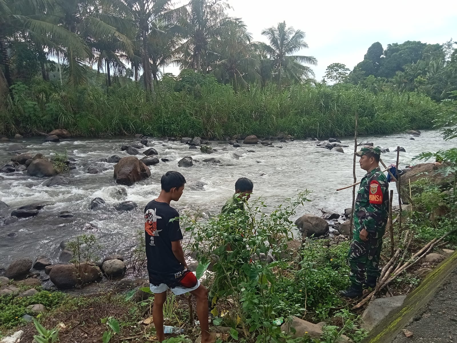 Babinsa Pagar Dewa, Ajak Warga Binaan, Mengecek Debit Air Sungai