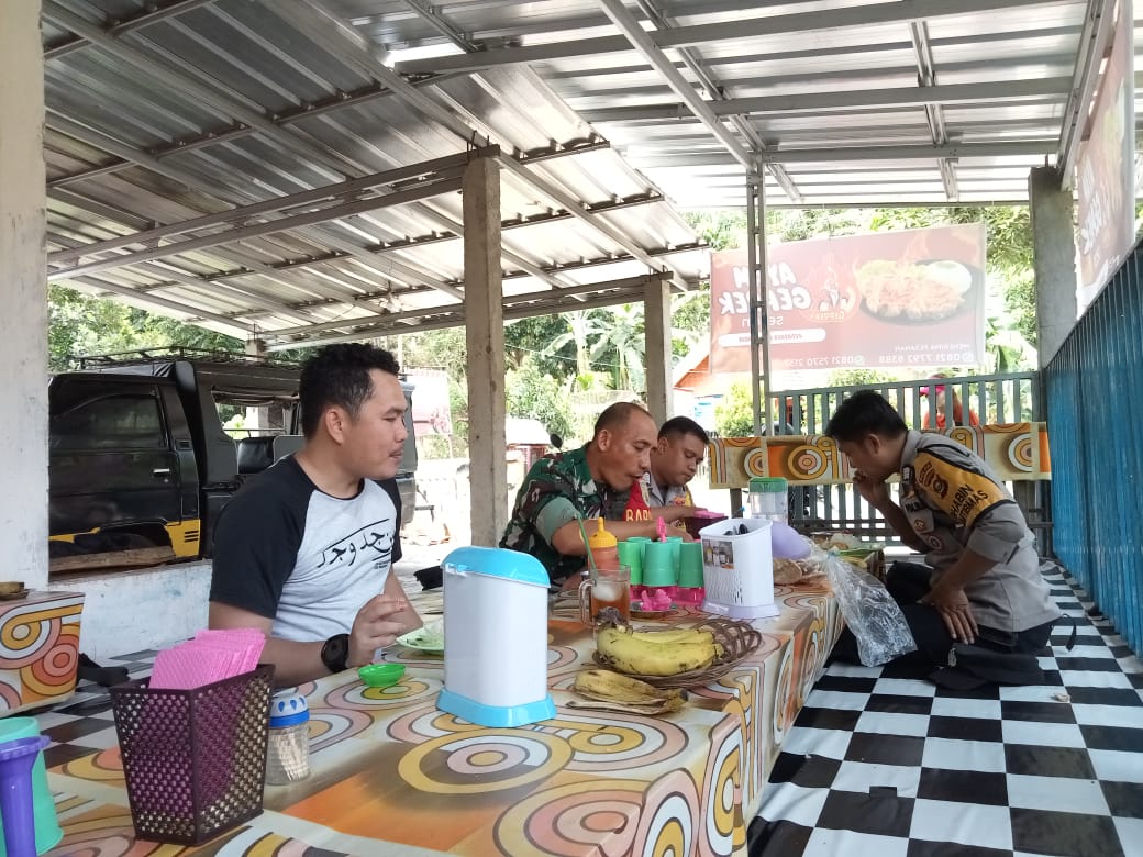 Eratkan Sinergitas TNI-Polri, Babinsa Koramil 404-05/TE Gelar Silaturrahmi