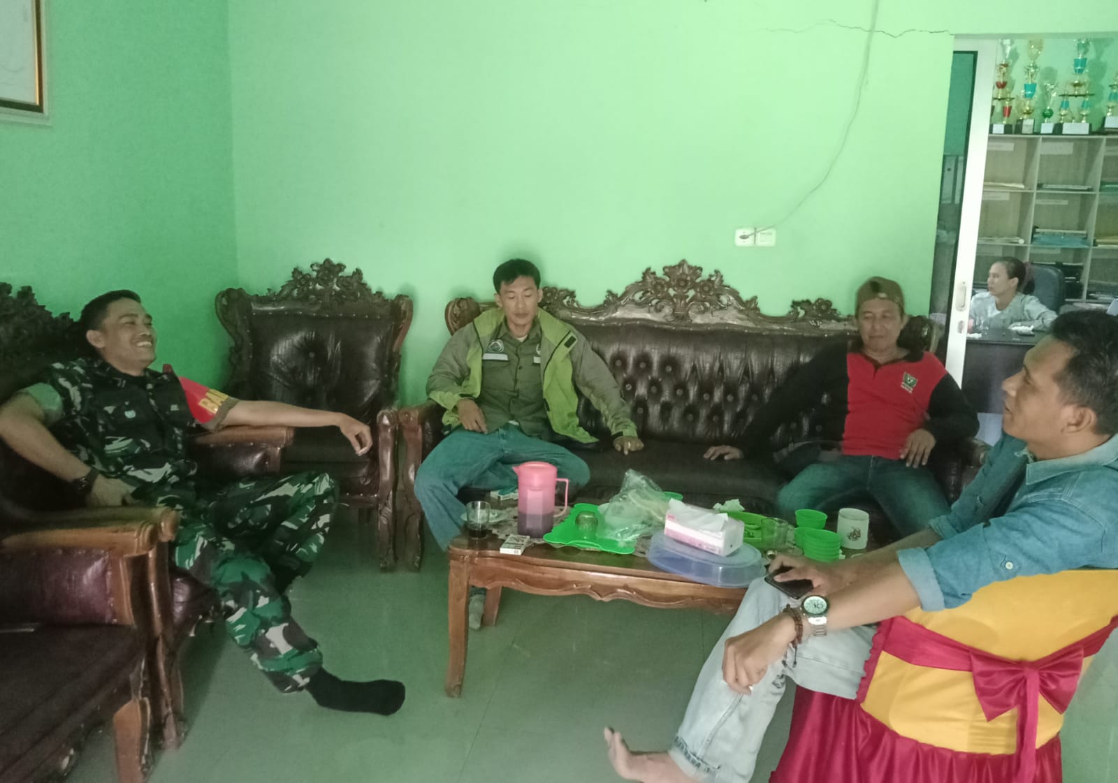 Saat Komsos, Babinsa Sertu Sulaiman Sampaikan Saran Ke Pemdes Padang Bindu