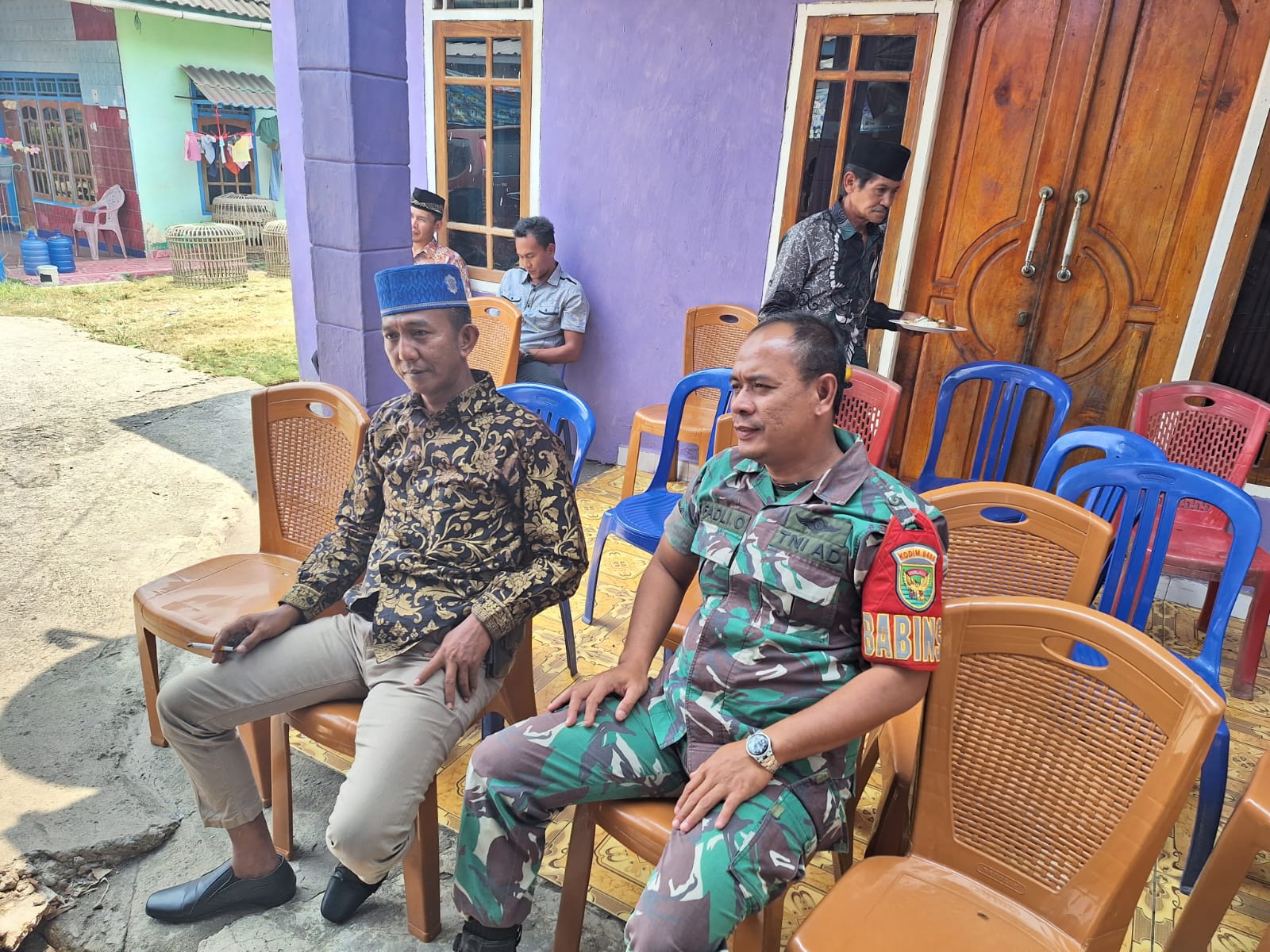 Walau Libur, Babinsa Embawang Tetap Ada di Tengah Masyarakat