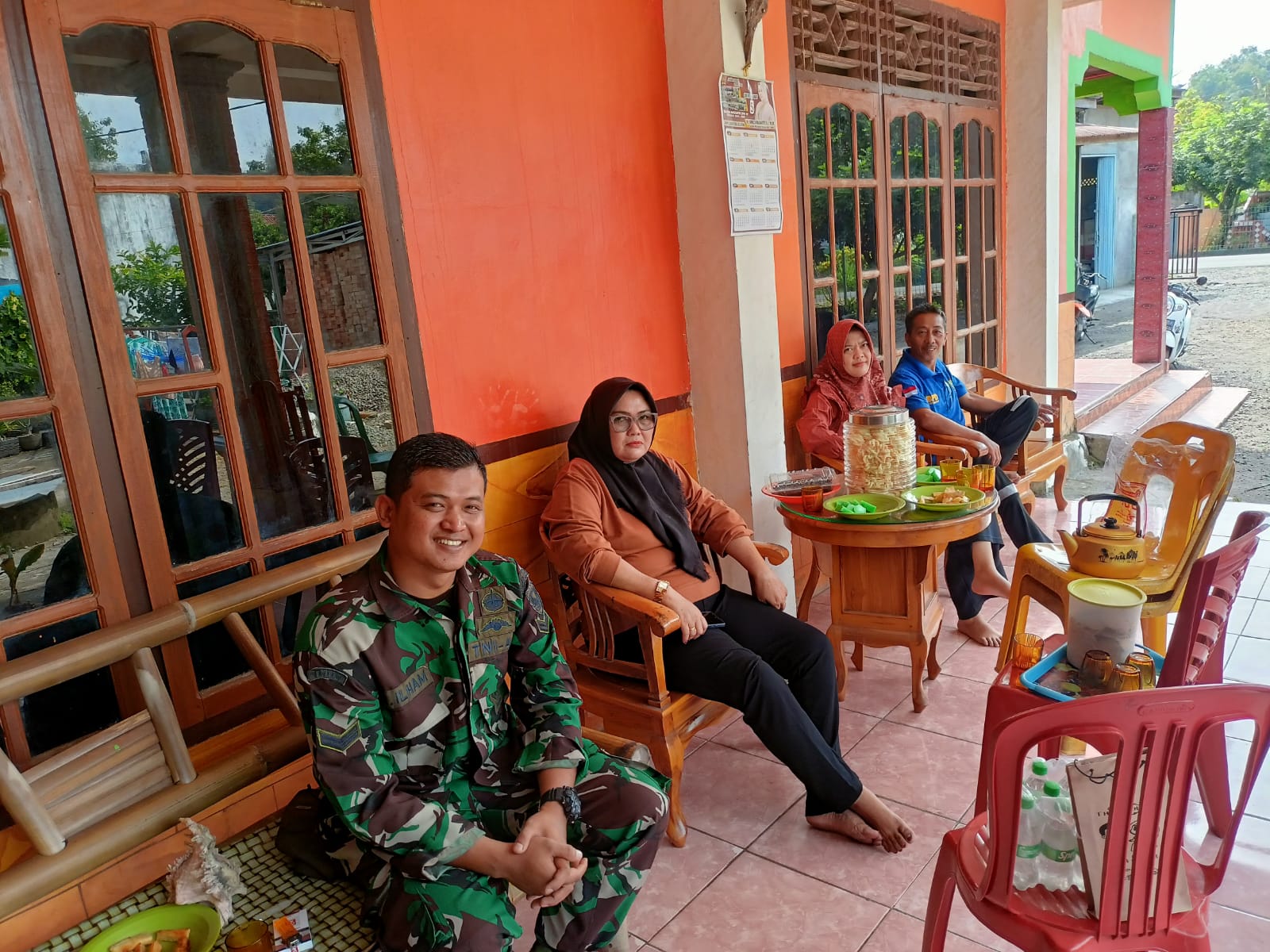 Sertu M Ilham Bersama Kades Tanjung Karangan Bahas Keamanan Lewat Komsos