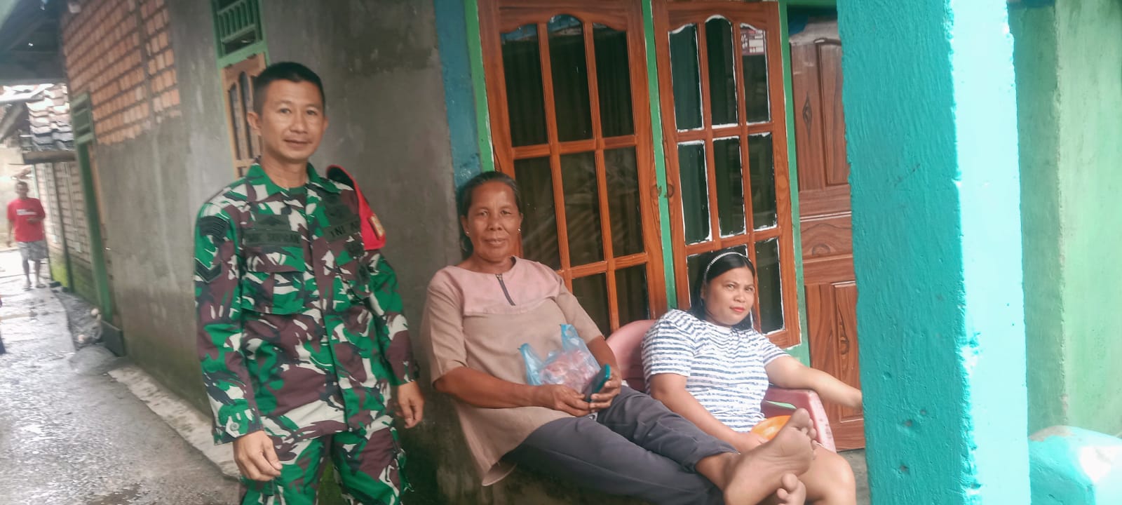Babinsa Koramil 404-05/TE, Manfaatkan Komsos di Waktu Libur Bersama Warga Desa Seleman