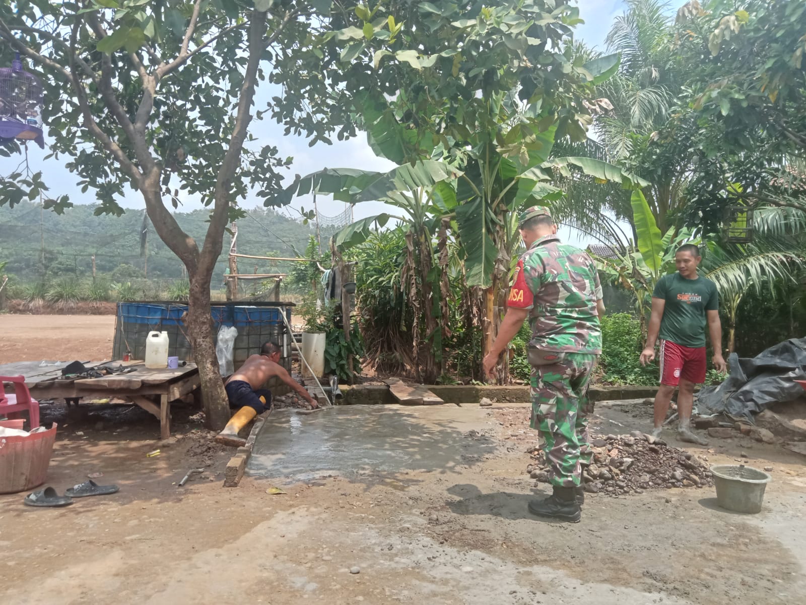Serka Pasli Anggota Babinsa Koramil 404-05/TE, Nyatakan Gotong Royong Eratkan Kekompakan