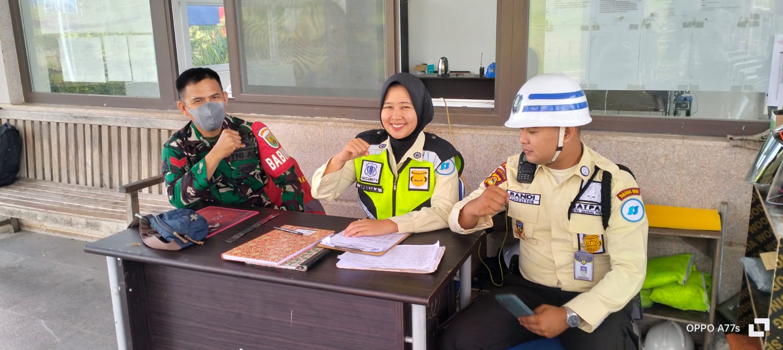 Babinsa Koptu Ridwan Komsos Bersama Scurity PLTU Sumsel 8, Bahas Kamtibmas