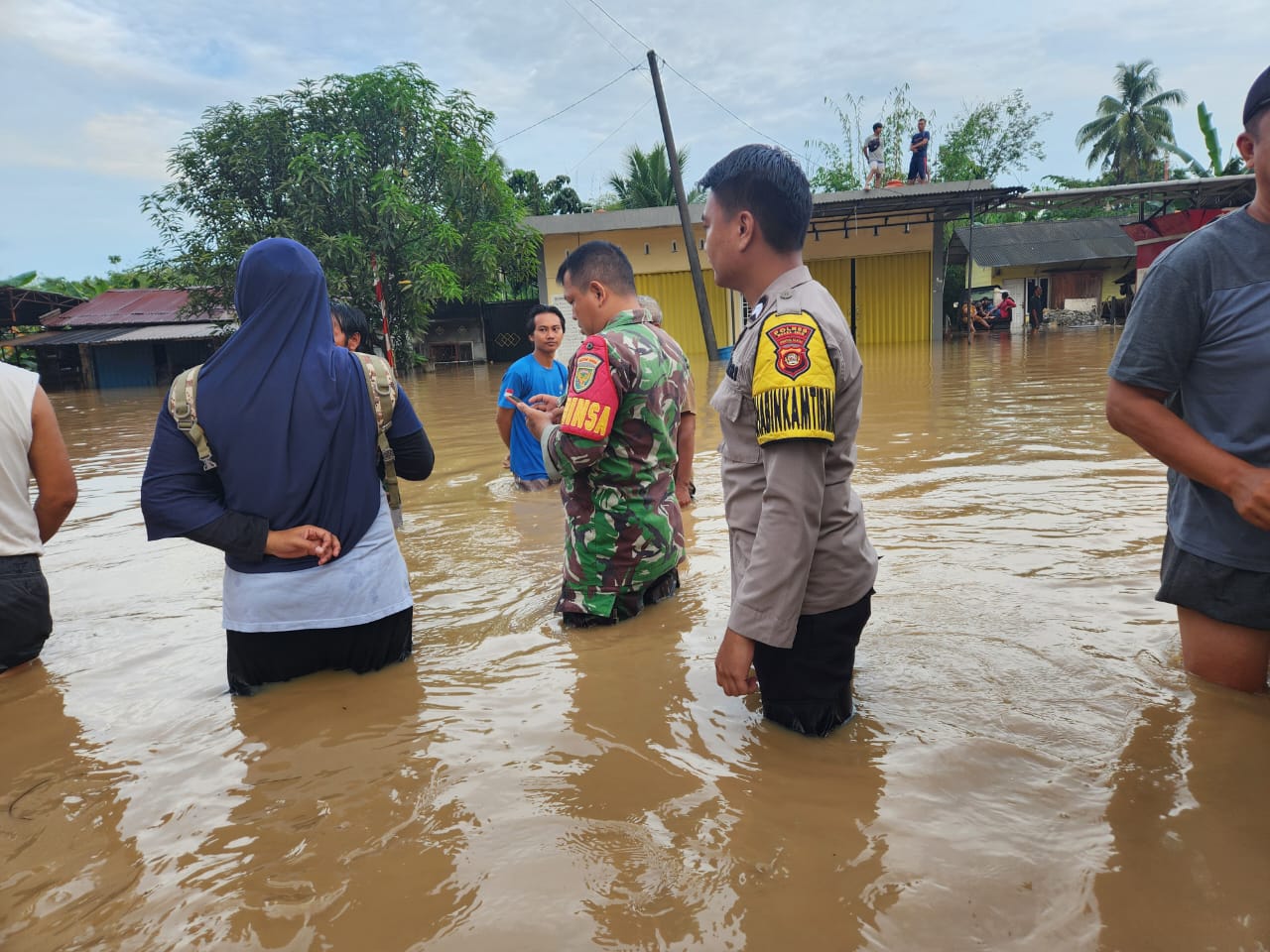 Gerak Cepat Babinsa Kelurahan Tanjung Enim, Evakuasi Warga yang Terdampak Banjir