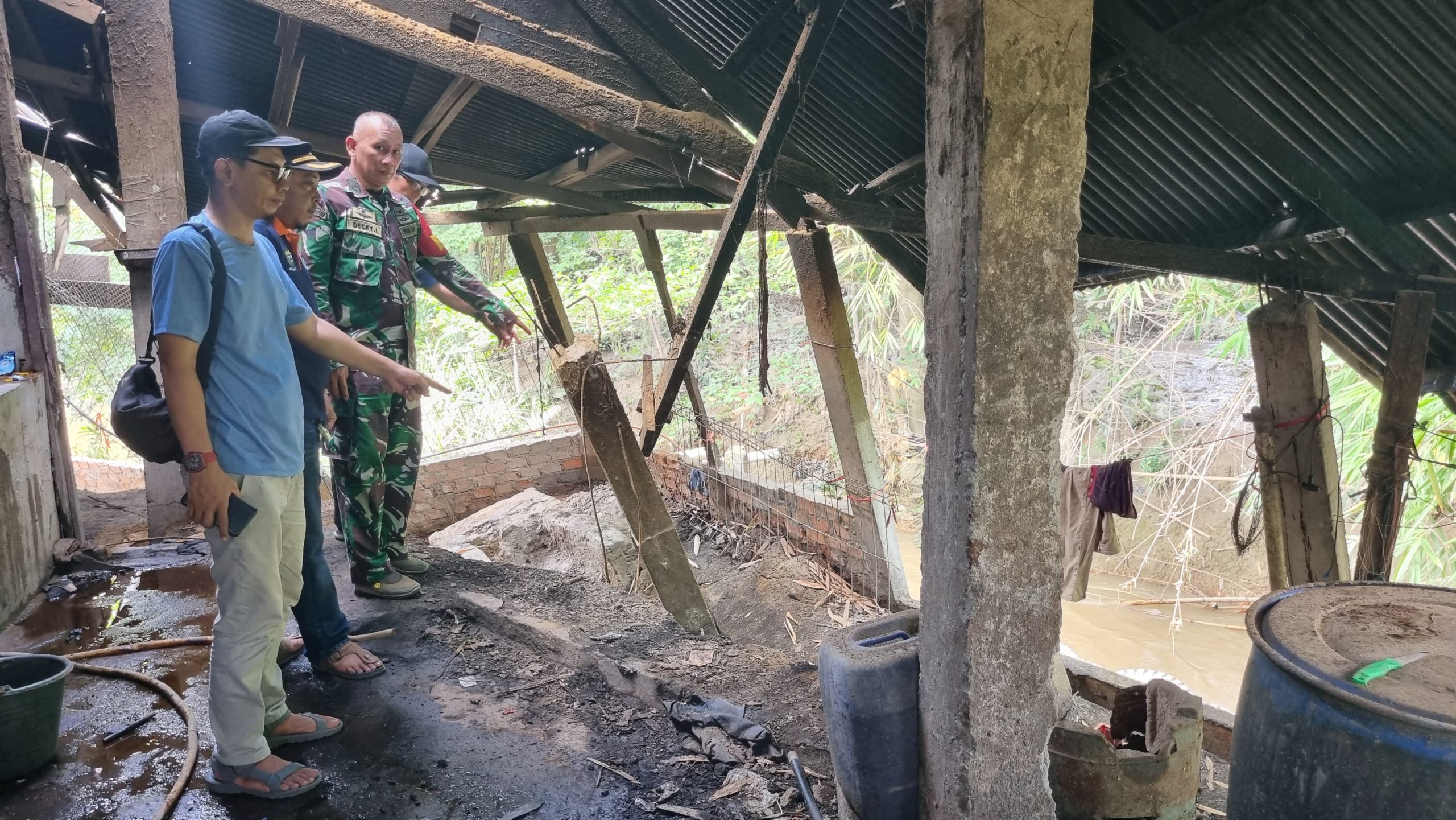 Babinsa dan Kades Tegal Rejo, Monitor Warga Terdampak Banjir di Pinggiran Sungai Siahan