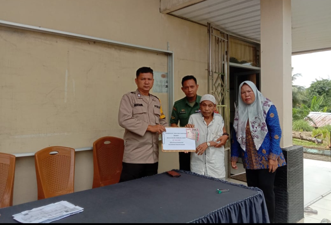 Babinsa Lakukan Walping, Penyerahan BLT DD Tahap 1 Tahun 2024 di Desa Pulau Panggung