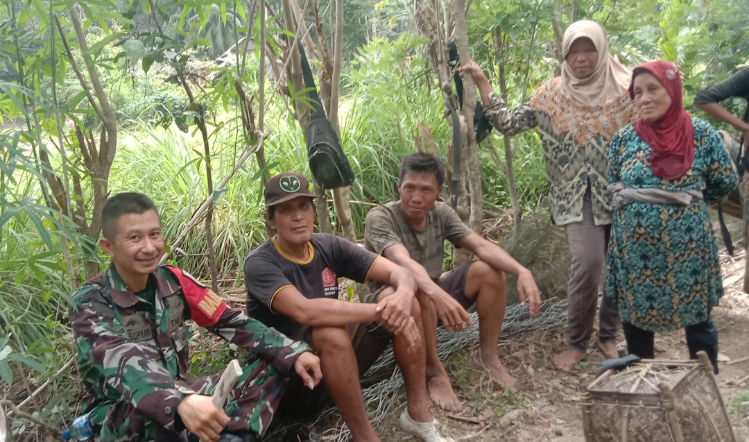 Komsos Bersama Petani, Babinsa Sertu Marhadi Beri Semangat Dukung Ketahanan Pangan