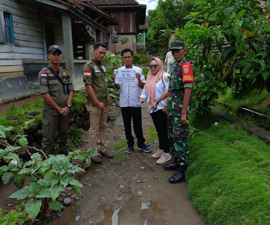 Lakukan Walping, Serka Ibrahim Monitor Pembangunan Fisik Penggunaan Dana Desa