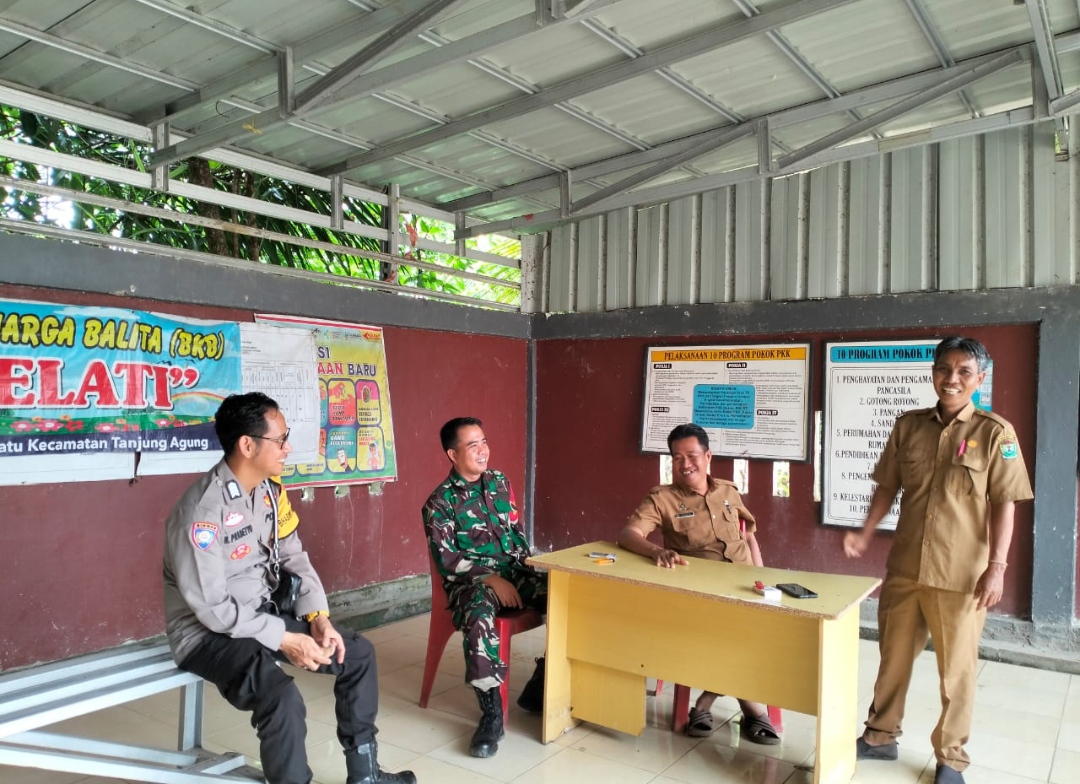 Babinsa Serda Ali Marhisin, Ajak Bhabinkamtibmas Komsos di Desa Lesung Batu