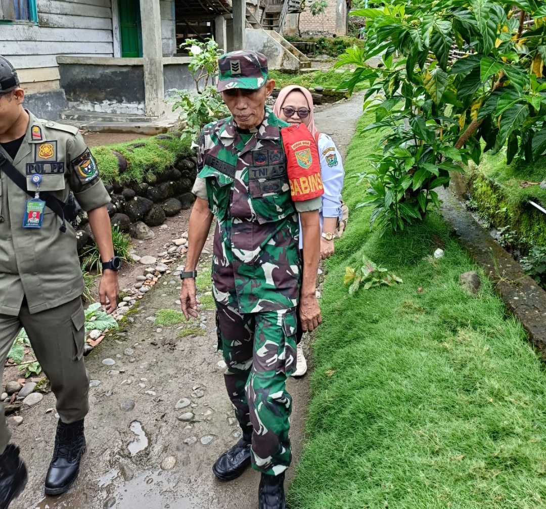 Bersama Aparatur Desa, Babinsa Koramil 404-05/TE Tinjau Pembangunan DD
