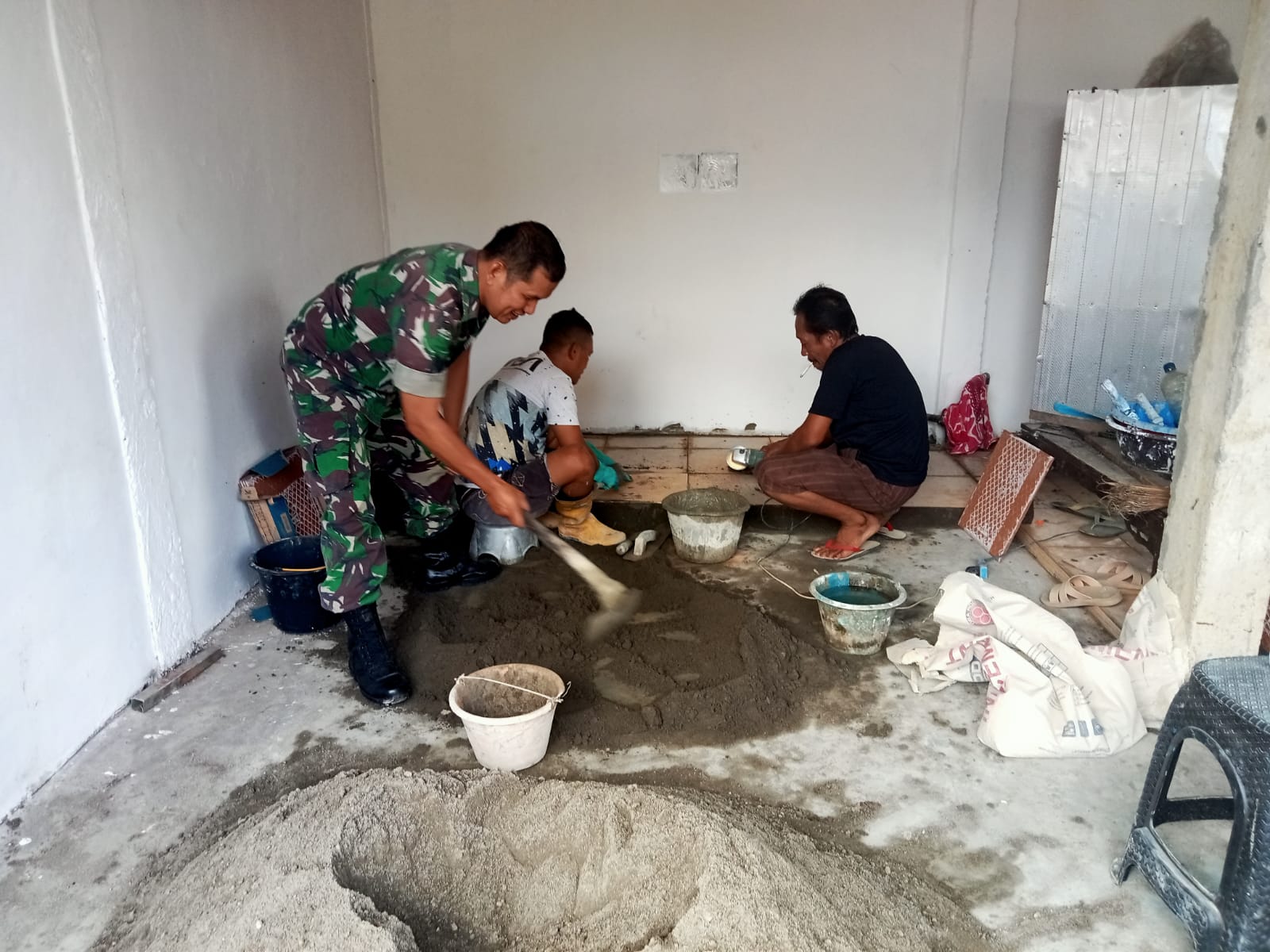 Babinsa Desa Pagar Dewa Koramil 05/TE Bantu Warga Bangun Rumah