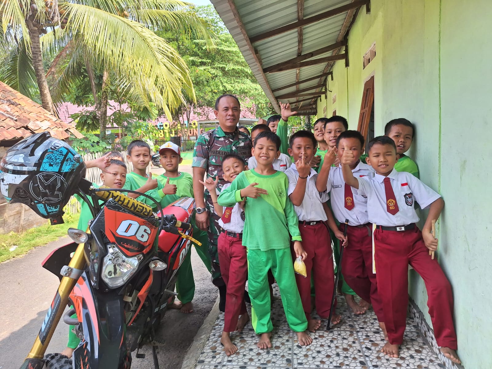 Babinsa Desa Embawang, Koramil 05/TE Sosialisasikan Wasbang Ke Palajar