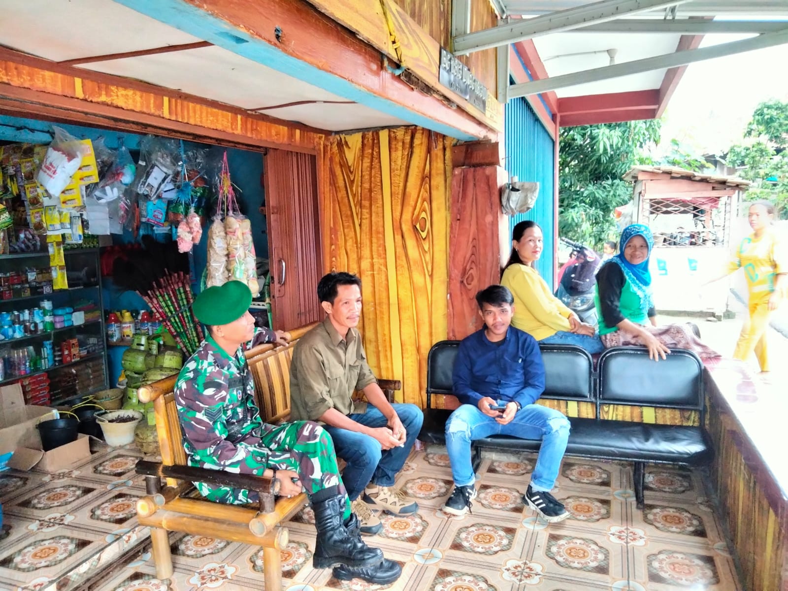 Jaga Sinergitas, Babinsa 404-05 TE Sertu Mahroni Silaturrahmi Dengan Warga Desa Bedegung