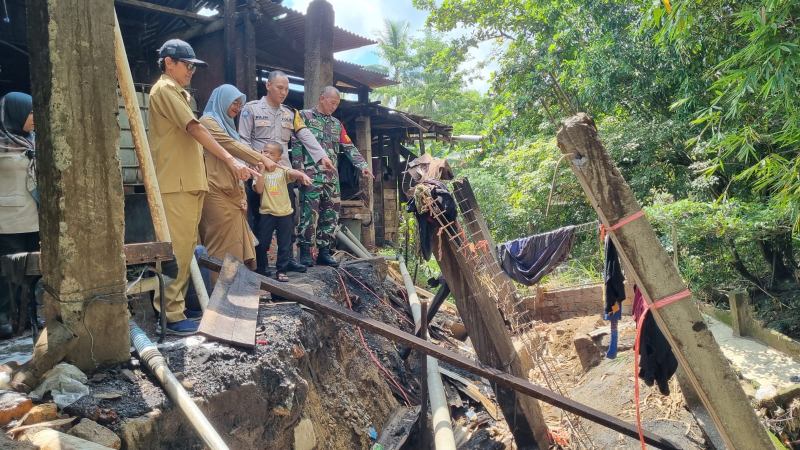 Babinsa Koramil 05/TE, Dampingi BPBD dan Dinas Perkim Muara Enim Cek Rumah Rusak Pasca Banjir
