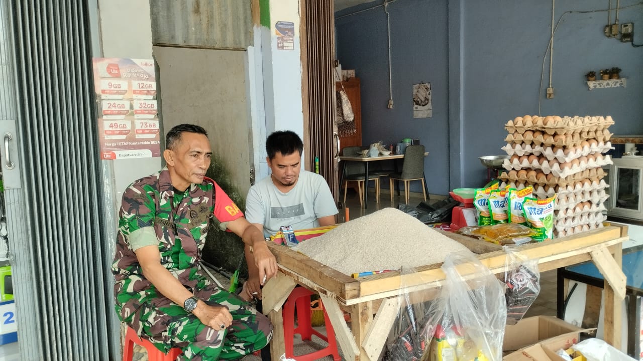 Babinsa Desa Lambur, Cek Bahan Sembako di Desa Binaan