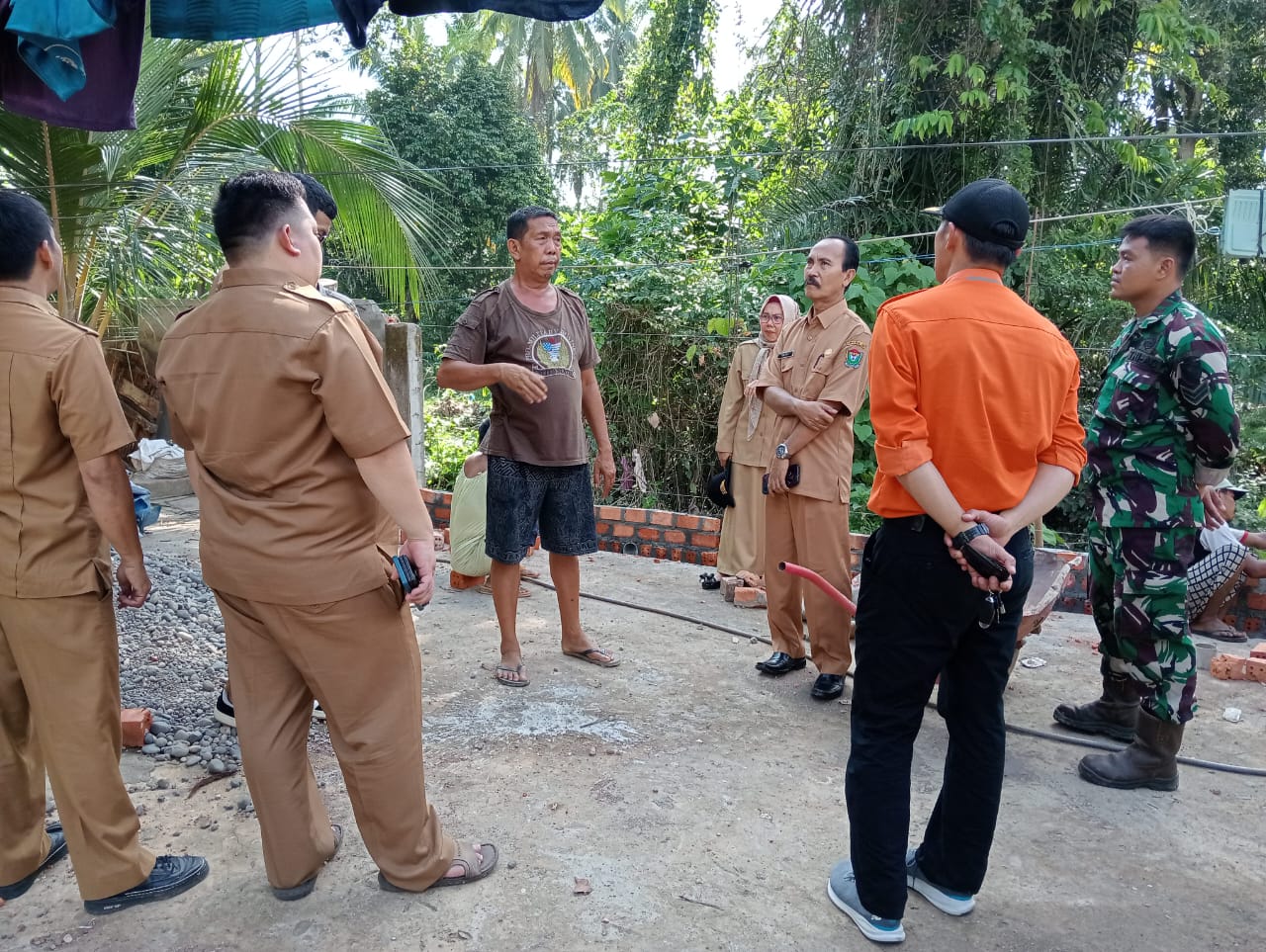 Babinsa Darmo, Ikut BNPB dan Dinas Perkim mengecek Rumah Warga Yang Rusak 