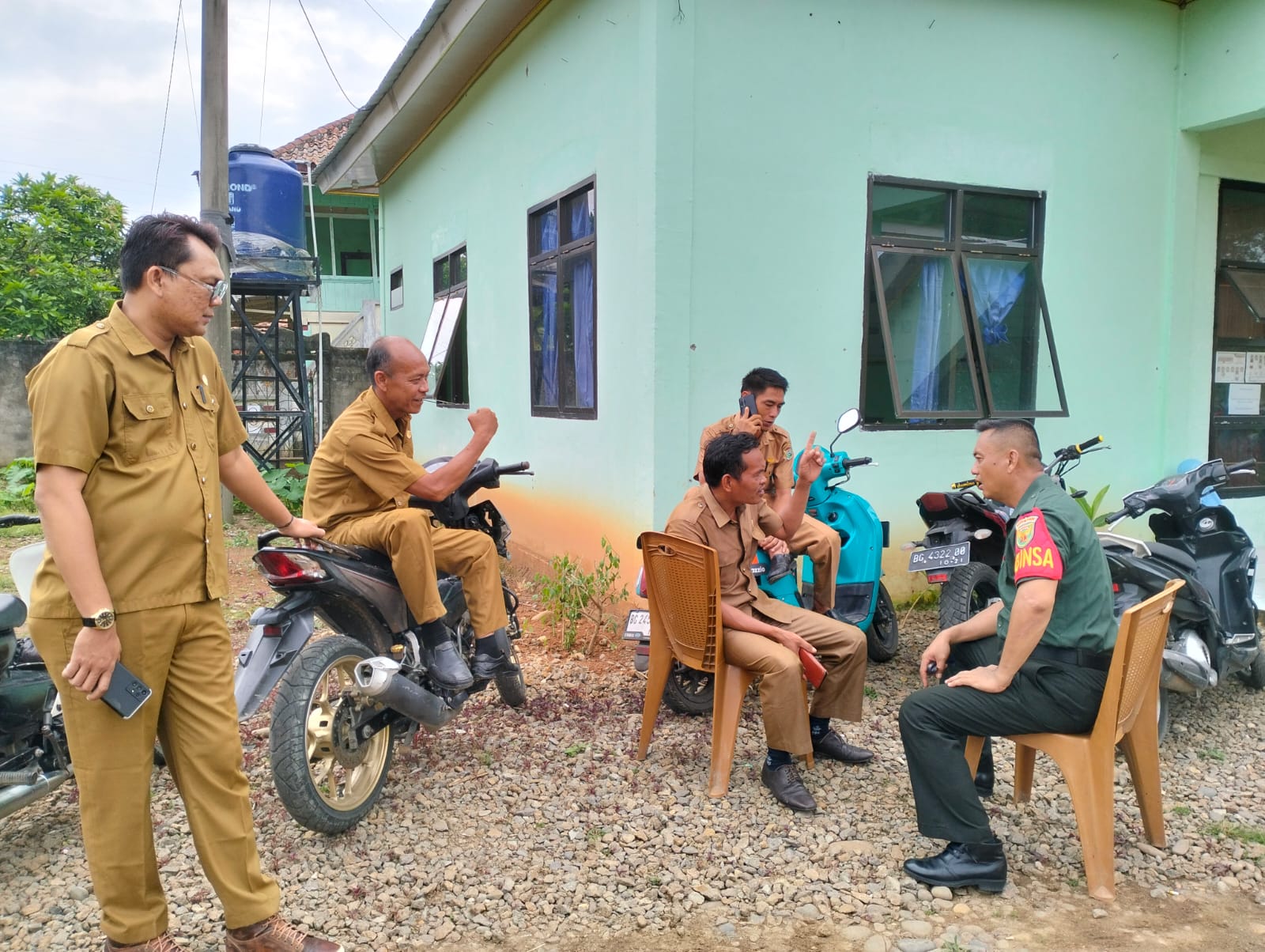 Babinsa Tanjung Agung, Manfaatkan Momen Untuk Berbagi Informasi