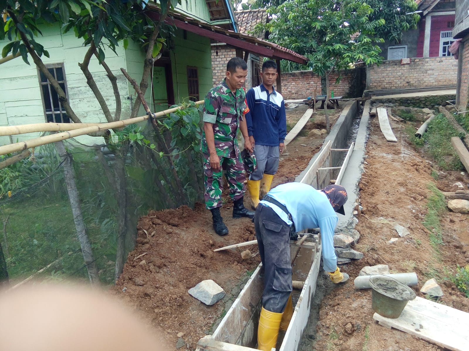 Babinsa Pagar Dewa, Bantu Warga Binaan Gotong Royong