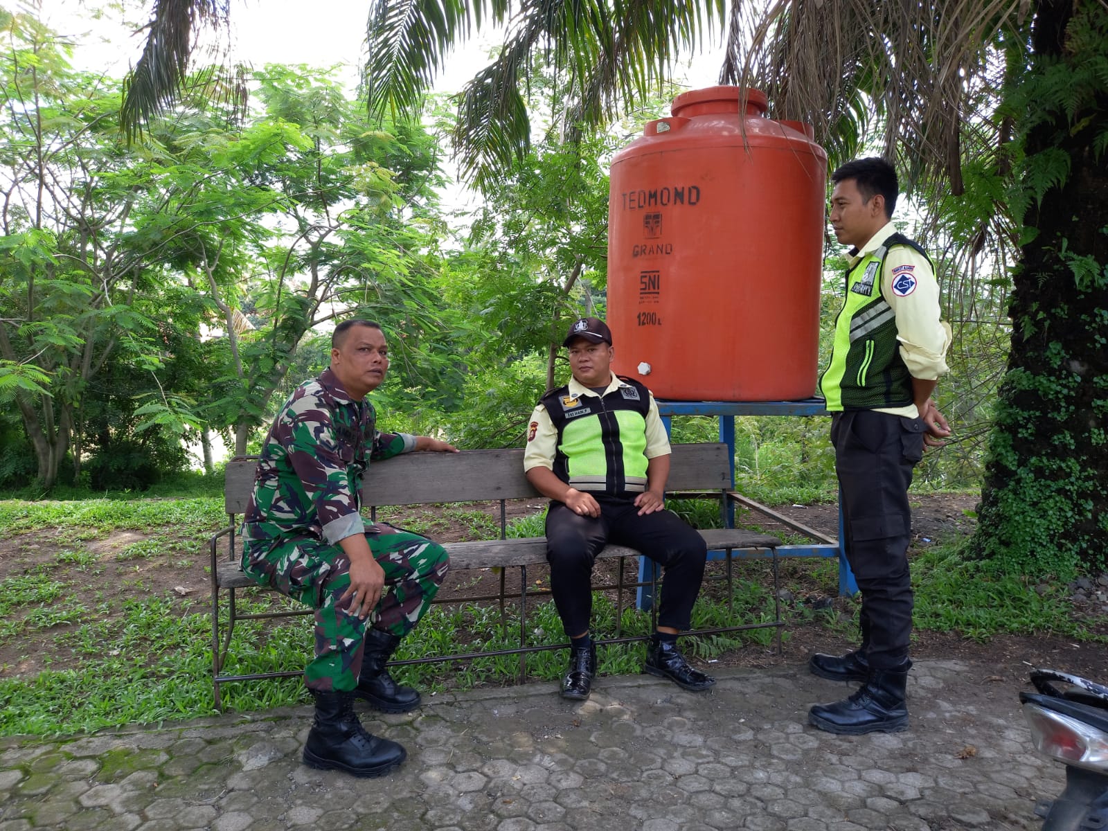Babinsa Tanjung Bulan Koramil 05/TE Ajak Security PT PAS Bersinergi