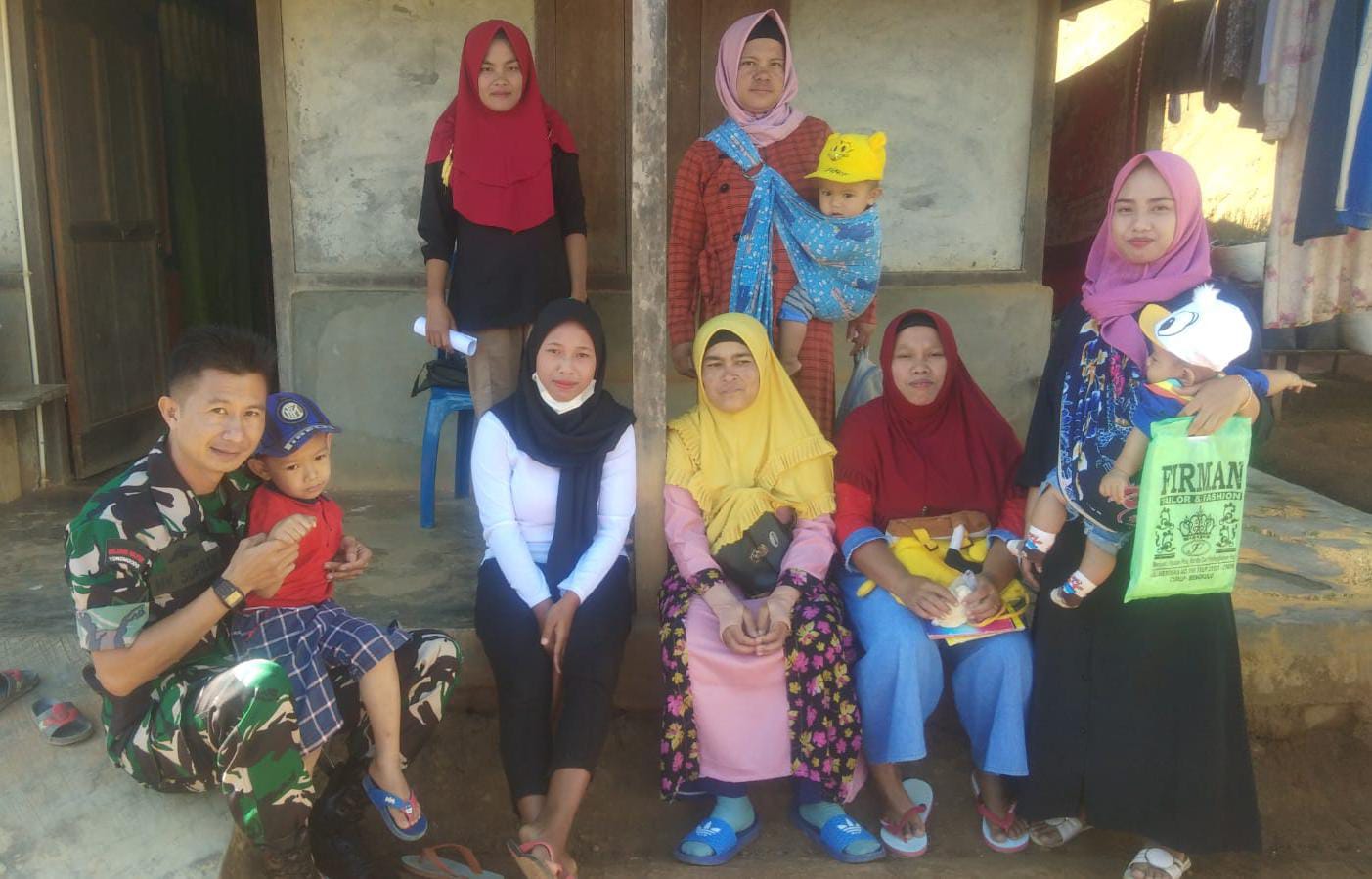 Babinsa Seleman Koramil 05/TE, Ajak Ibu-Ibu Jaga Kebersihan dan Keamanan