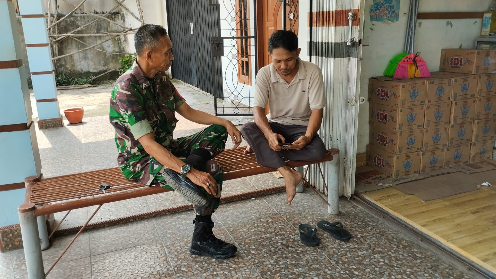 Door to Door Metode Baru Babinsa Lambur Koramil 05/TE Silaturrahmi ke Warga