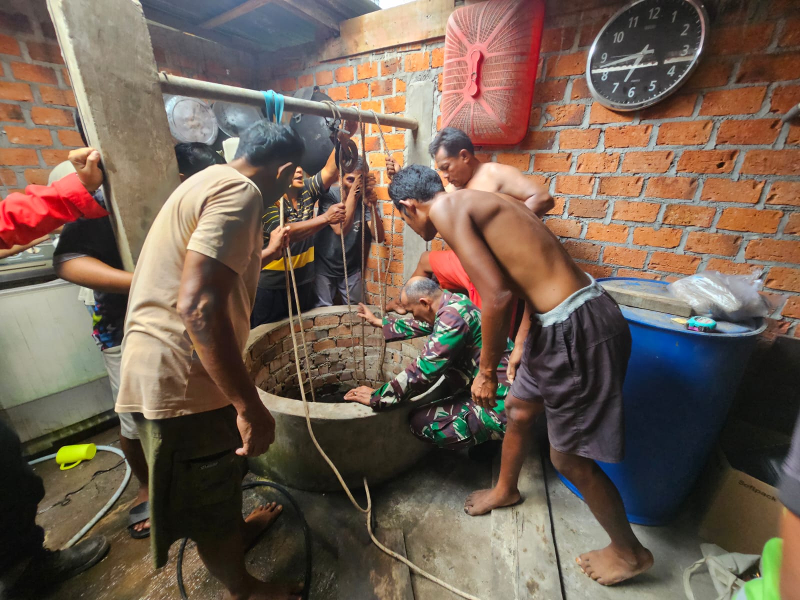 Pelda Decky Babinsa Koramil 05/TE Bantu Evakuasi 4 Warga Hampir Tewas Masuk Sumur