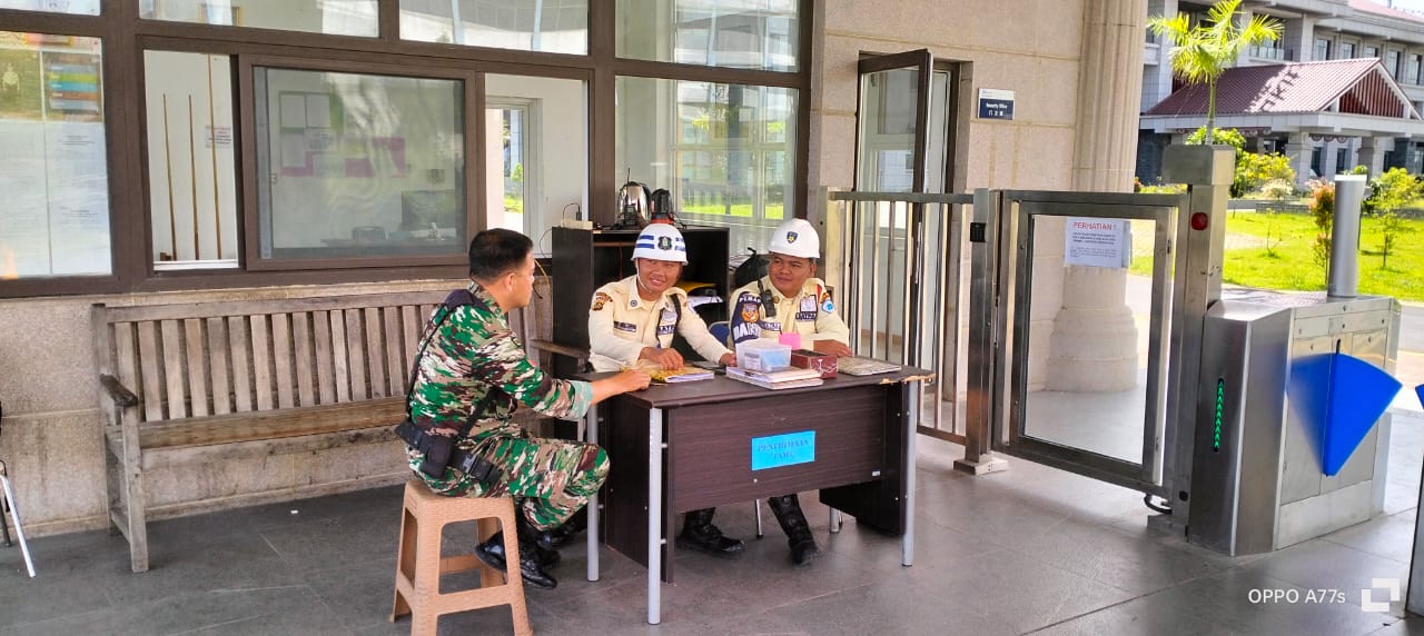 Pastikan Wilayah teritorial Aman, Babinsa Koramil 05/TE, Komsos Dengan security PLTU