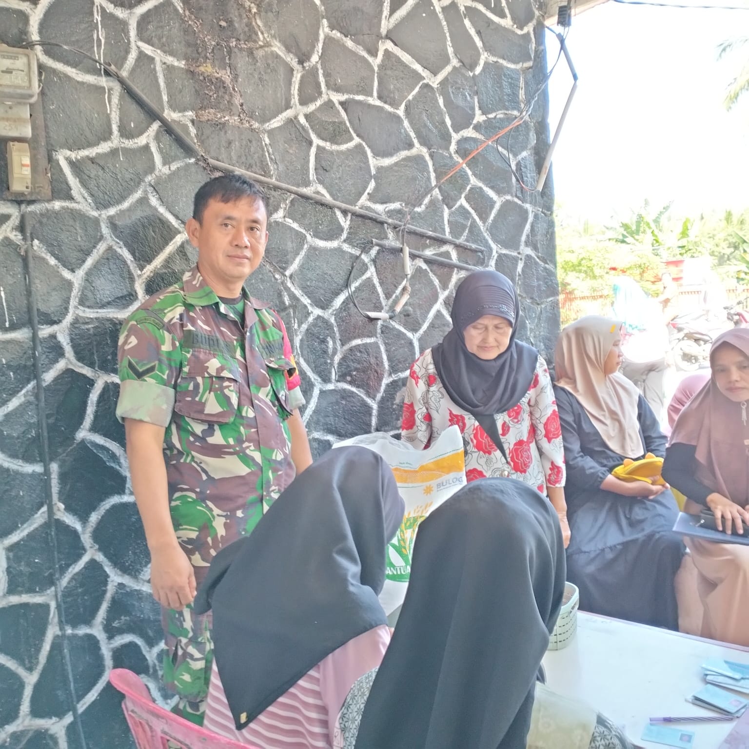 Babinsa Tanjung Agung Walping Pembagian Bantuan Beras