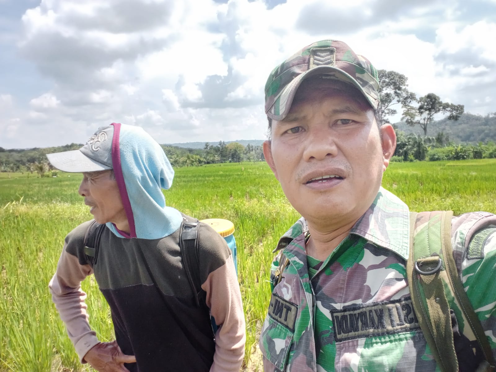 Babinsa Koramil 05/TE, Gotong Royong Bantu Warga Basmi Hama Padi