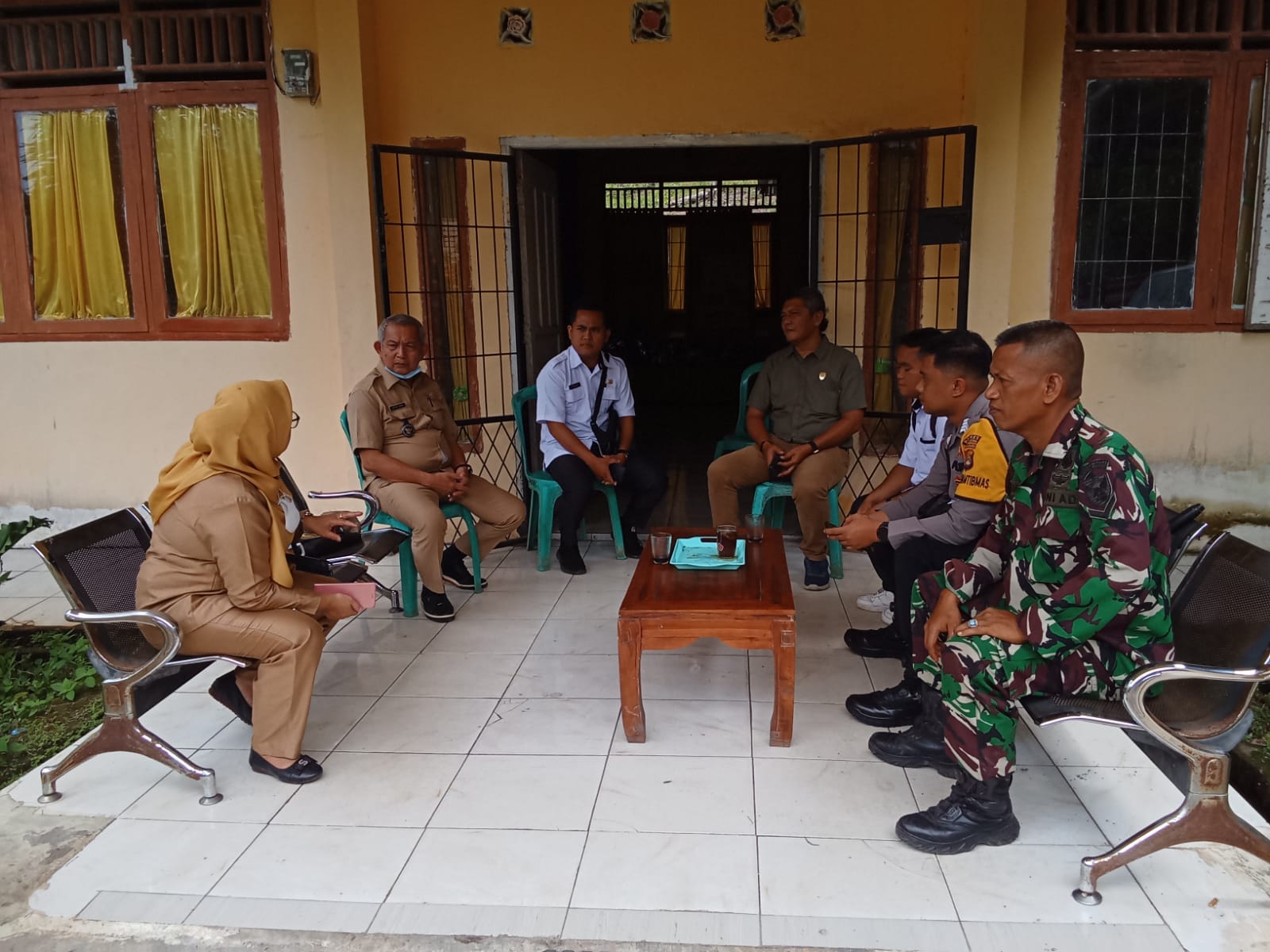 Babinsa Koramil 05/TE Ajak Pemdes Paduraksa Jaga Kekompakan