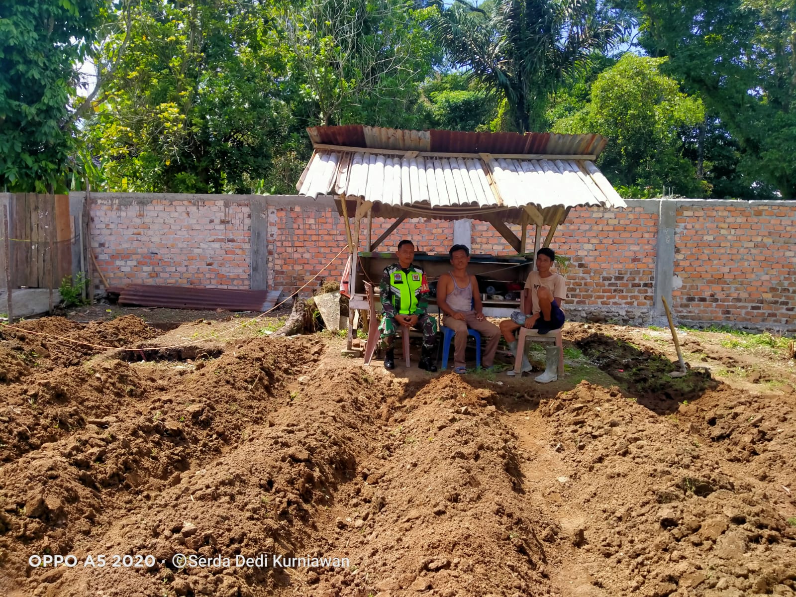 Serda Dedi, Babinsa Koramil 05/TE Bantu Petani Desa Pulau Panggung Tanam Cabe