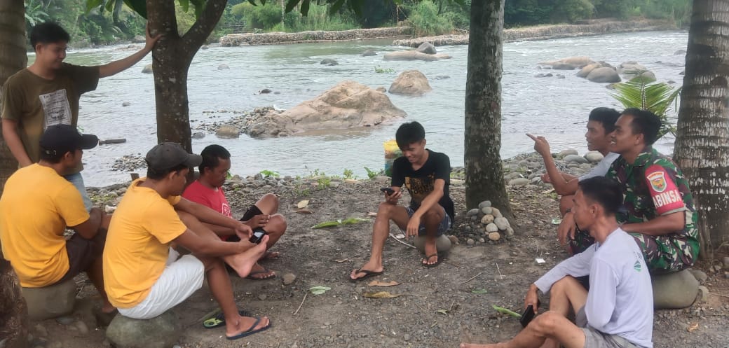 Serda Suroto Babinsa Koramil 05/TE Ajak Warga Jaga Kelestarian Ikan di Sungai