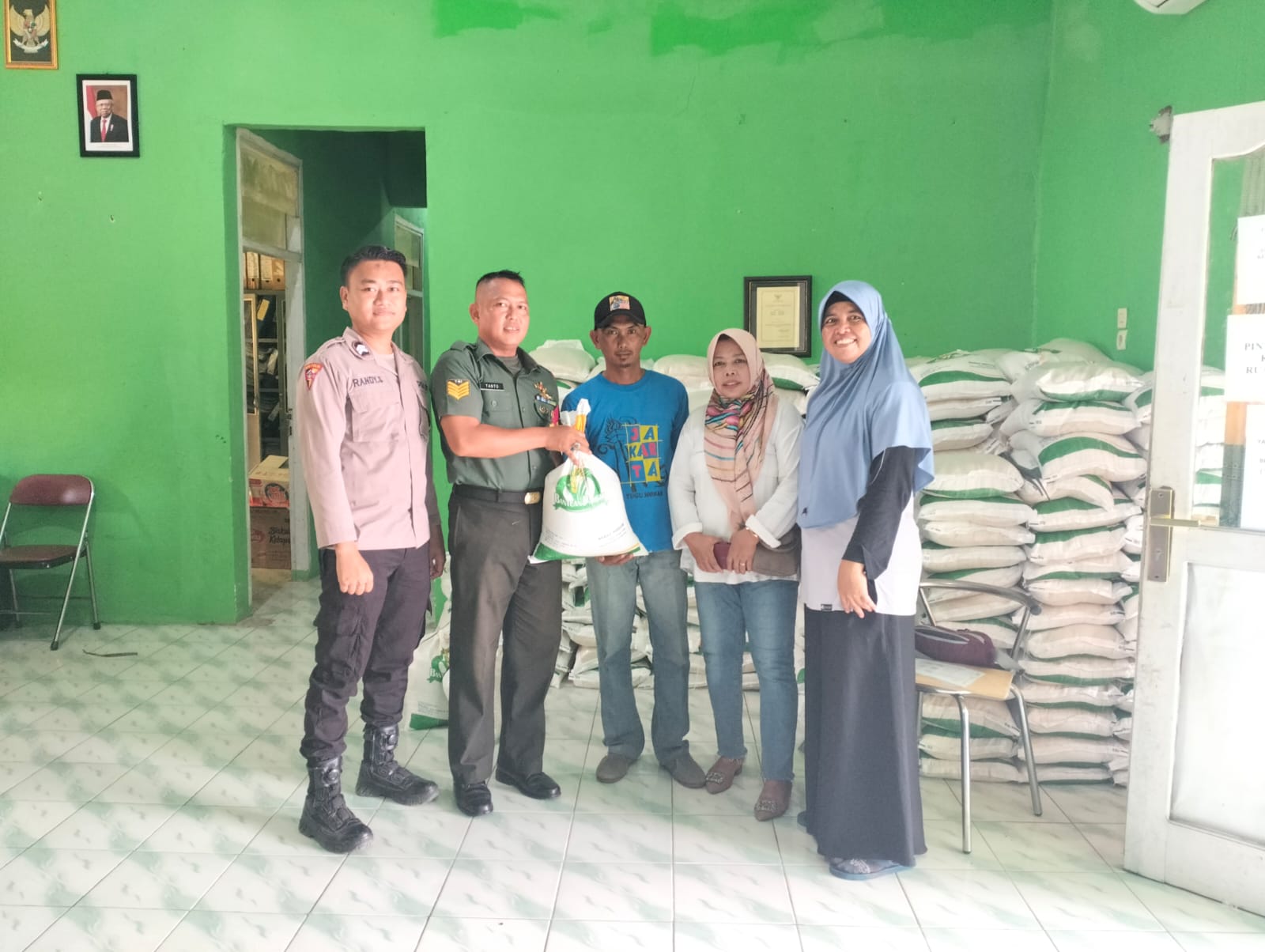 Walping, Babinsa Koramil 05/TE Bantu Salurkan Bantuan Sembako