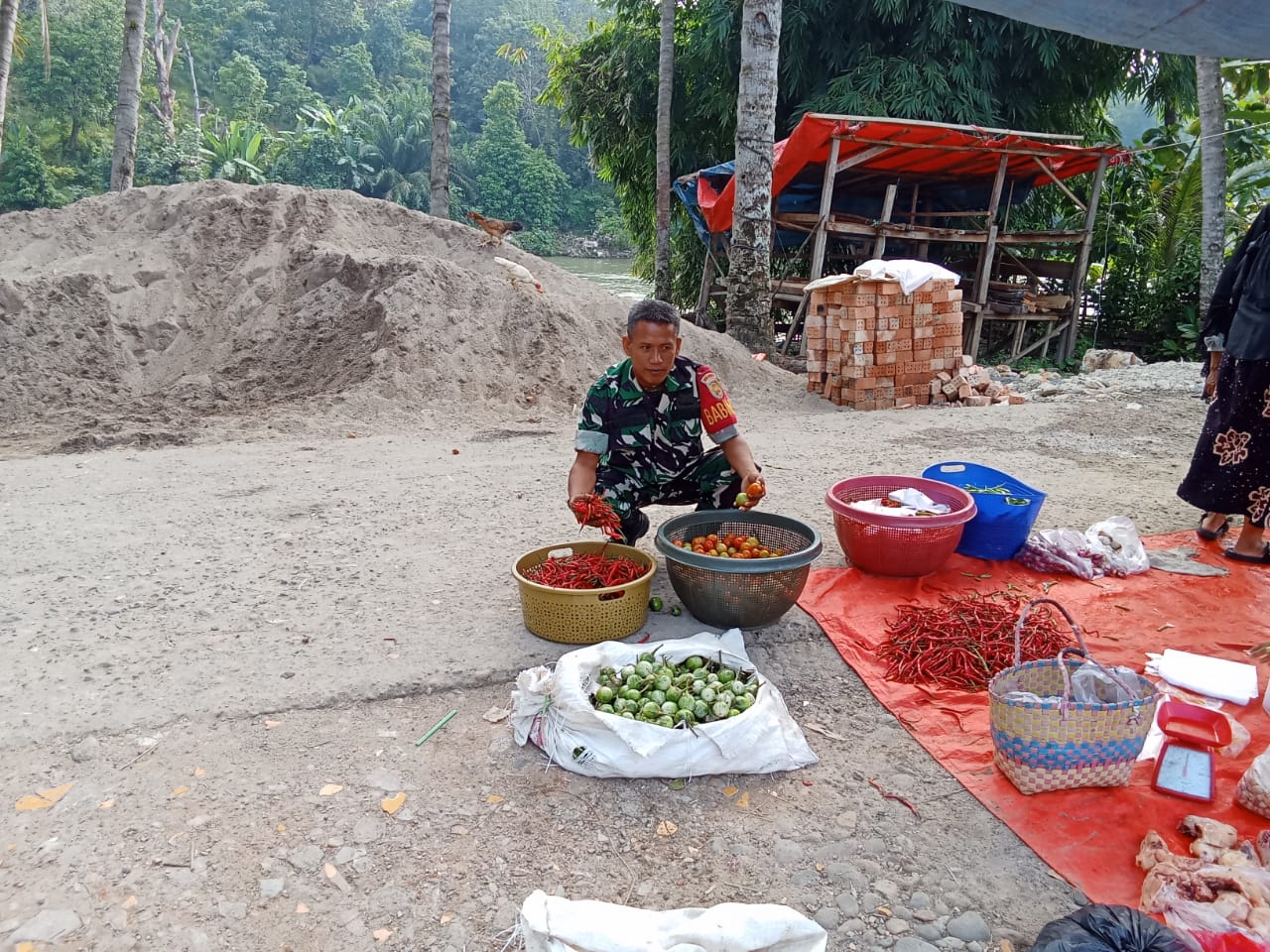 Persiapan Sambut Idul Adha, Babinsa Tanjung Agung Koramil 05/TE, Cek Langsung Ketersediaan Bahan Pokok