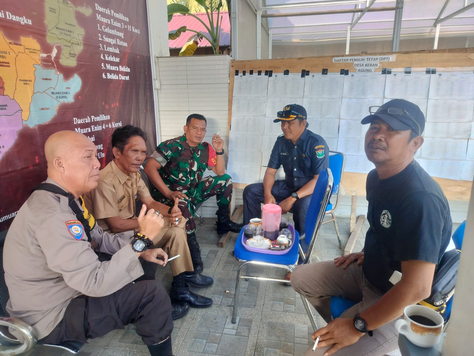 Jaga Sinergitas, Babinsa dan Bhabinkamtibmas Komsos Bareng di Desa Keban Agung