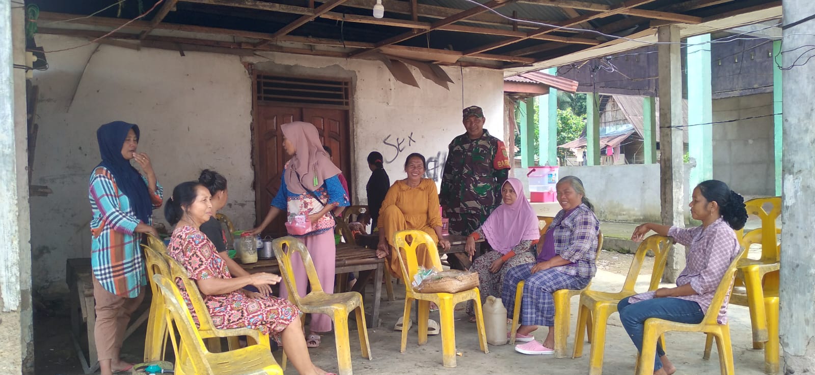 Babinsa Muara Meo Koramil 05/TE, Ajak Ibu-Ibu Jaga Kebersihan