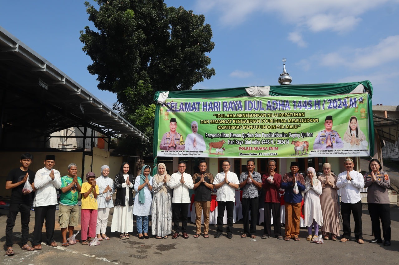 Peringati Idul Adha, Kapolres Muara Enim Berbagi Daging Kurban Kepada masyarakat