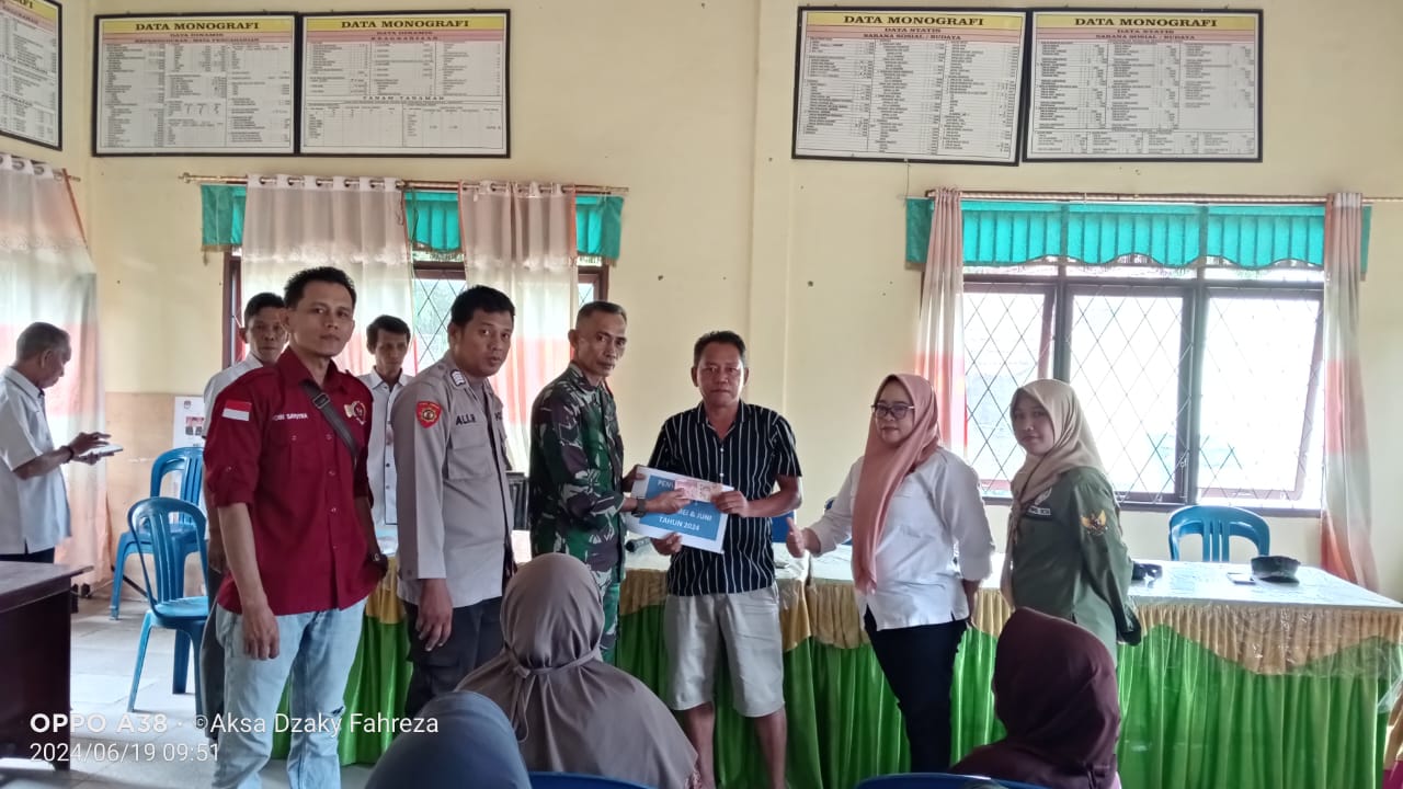 Babinsa Lambur Koramil 05/TE Serka Ibrahim Walping Penyaluran BLT DD Tahap II