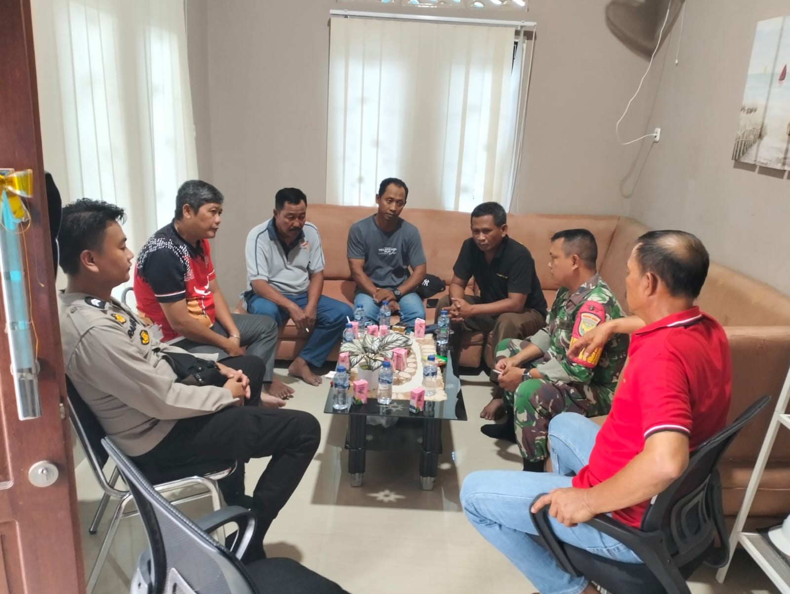 Pastikan Wilayah Aman, Serma Tanto Babinsa Koramil 05/TE Ajak Warga Eratkan Silaturrahmi