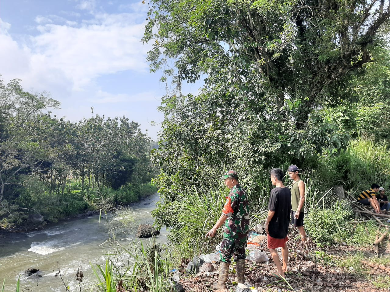 Babinsa Sugi Waras Koramil 05/TE, Himbau Warga Untuk Jaga Kebersihan Sungai