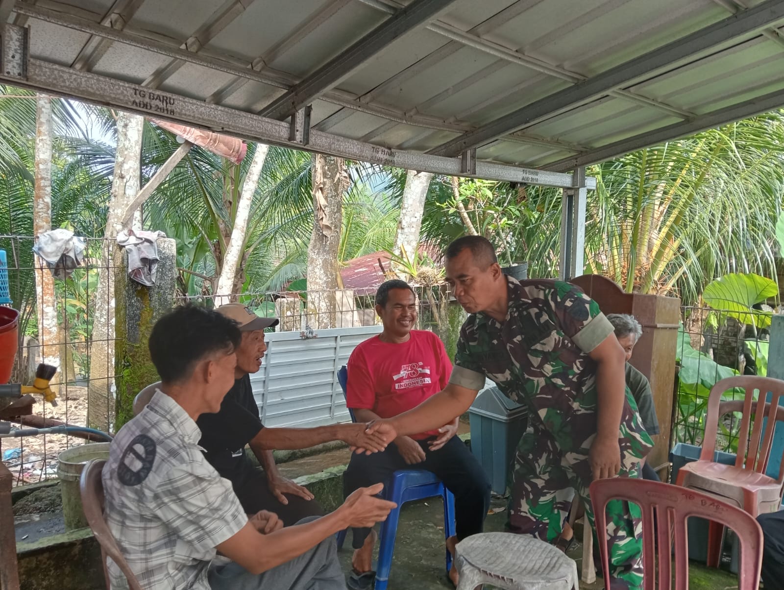 Babinsa Tanjung Baru Koramil 05/TE, Himbau Warga Untuk Tetap Kompak Jaga Keamanan