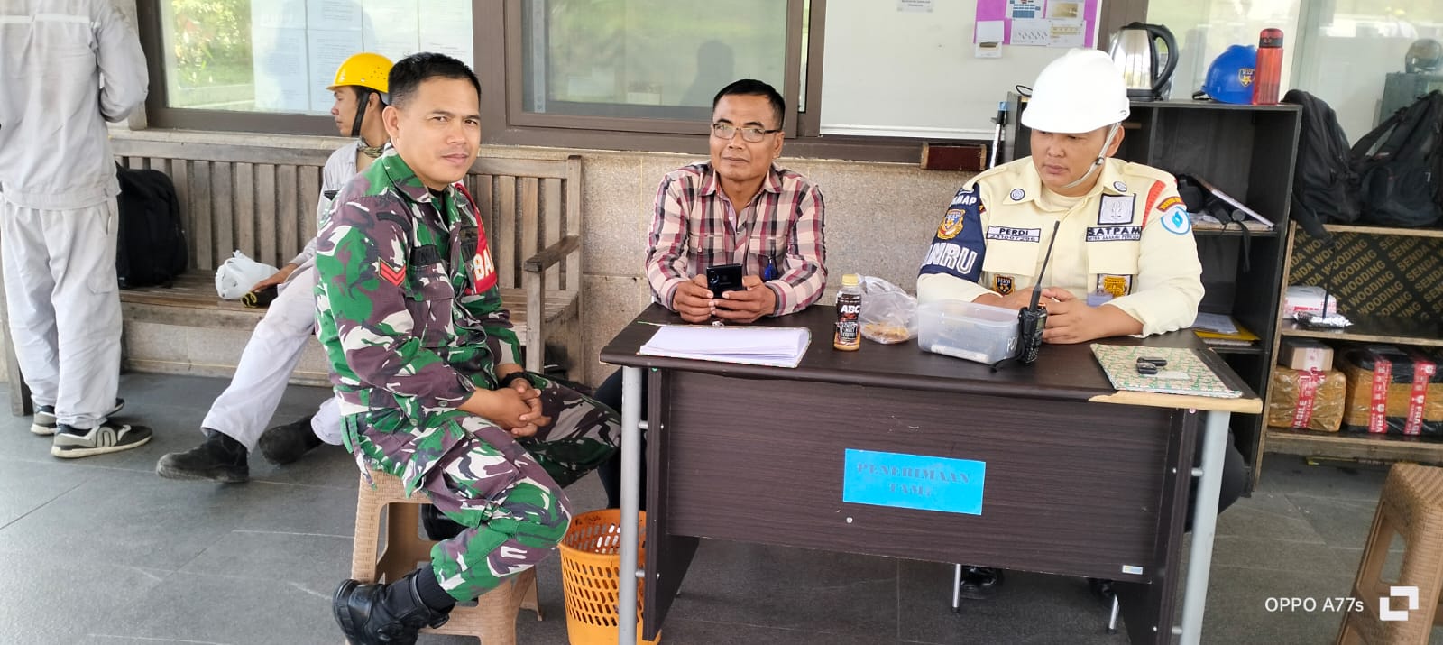 Babinsa Penyandingan Koramil 05/TE Ajak Warga Saling Tukar Informasi
