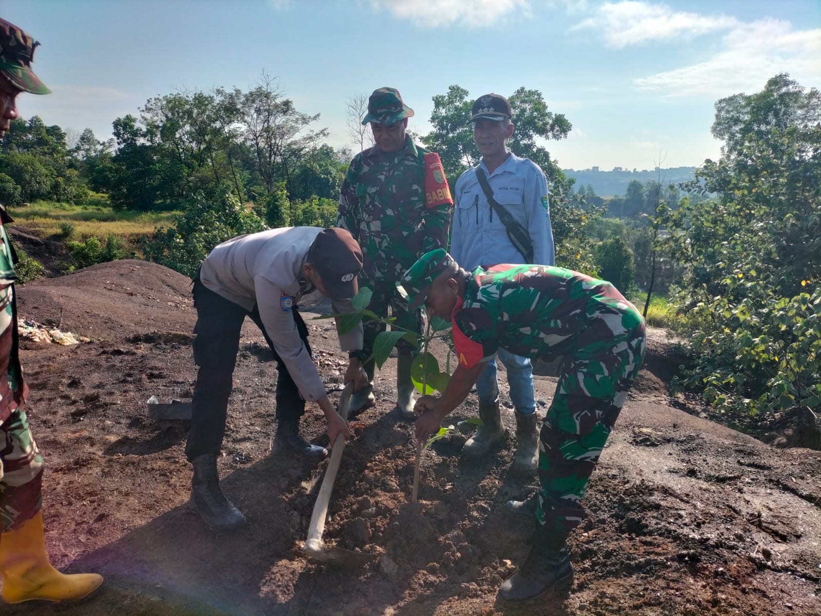 Hut Bhayangkara Ke-78, Serka Riyanto Anggota Babinsa Koramil 05/TE Ikut Serta Penanaman Pohon Serentak