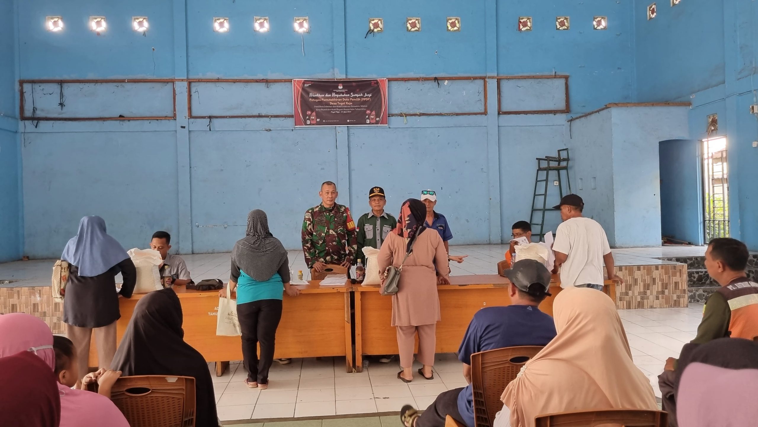 Babinsa Tegal Rejo Koramil 05/TE Dampingi Penyaluran Beras Bulog